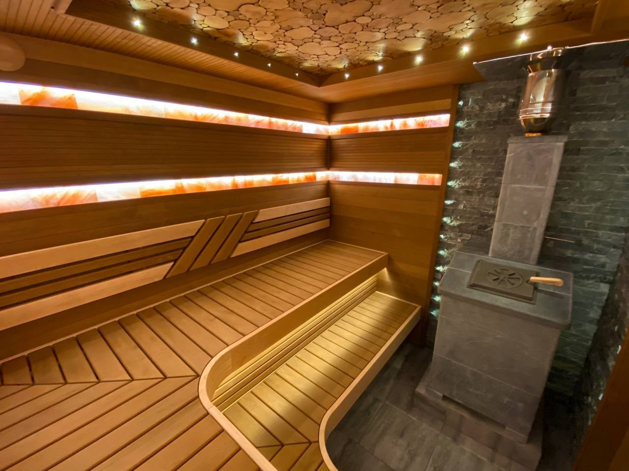 Баня в Домодедово для MBsauna в их фирменном стиле: термоольха, радиальные элементы, солевые линии, оптоволокно и сердце — печь Gefest Grom. SaunaTopMasters