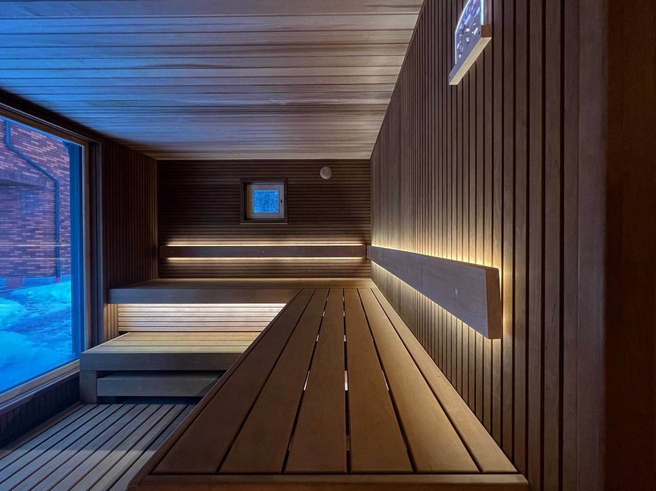 Сауна в Истре из ольхи разного профиля и разной степени термообработки. Огромное панорамное окно и 16.5 кВт энергии, преобразованной в пар!. SaunaTopMasters
