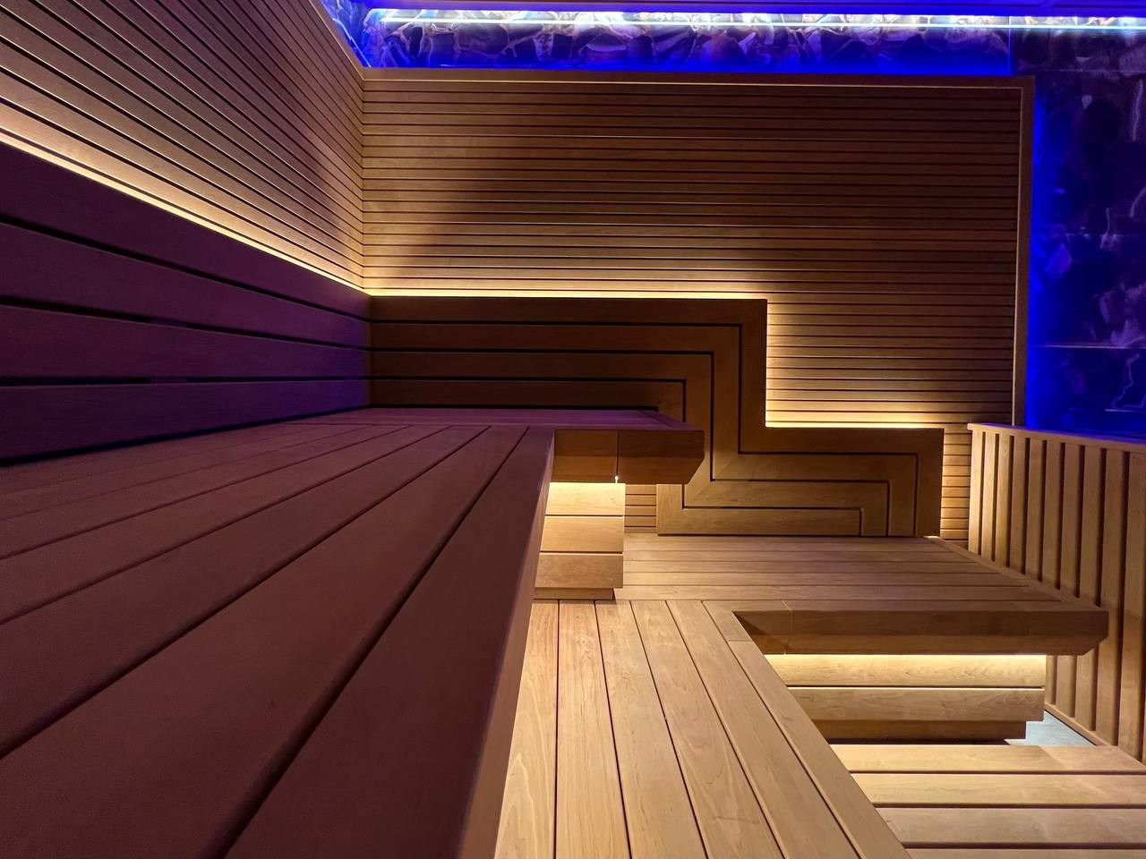 Сауна в Encore Fitness по проекту наших коллег из MBSaun. Симметрия, строгие линии, столярные элементы и щипотка роскоши. SaunaTopMasters