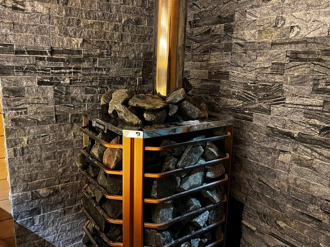 Компактная баня в Терра-Выборгском: светлая ольха в горизонтали и абаш на парящих полках визуально расширяют пространство. SaunaTopMasters