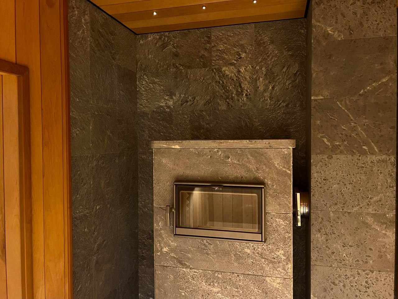 Брутальная парная в КП Газпром из широкой термоольхи и термоабаши. Строгие прямые линии, второе дыхание и невероятная Tulikivi в облицовке. SaunaTopMasters