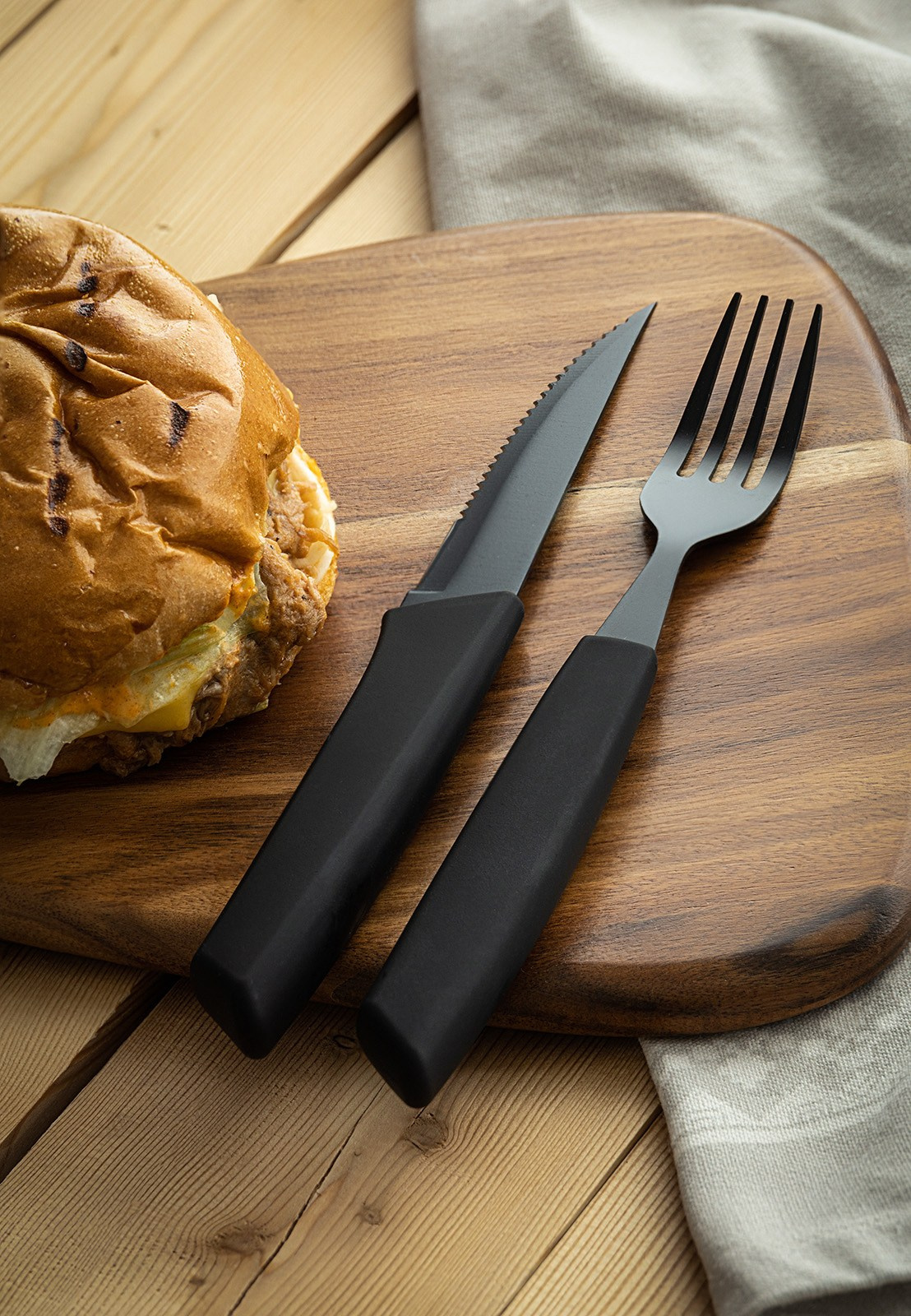 Столовые приборы нож и вилка на деревянной доске | Съемка для маркетплейса Wildberries