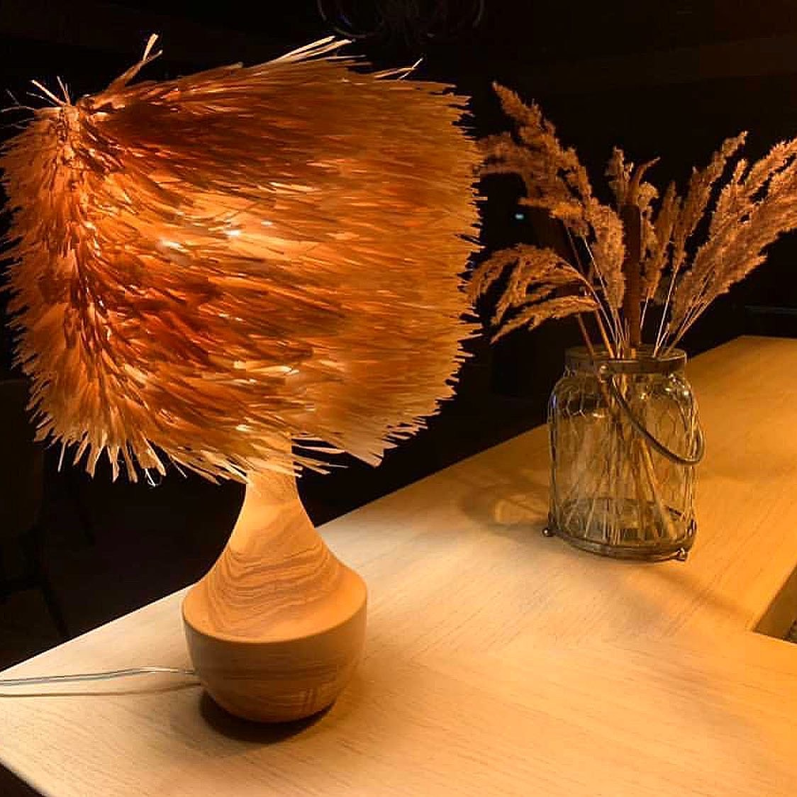 Настольная лампа для современного интерьера