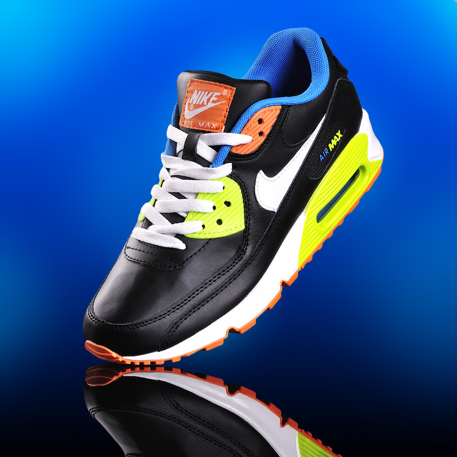 Фотосъёмка кроссовок на необычном синем фоне. Съёмка кроссовок для маркетплейсов