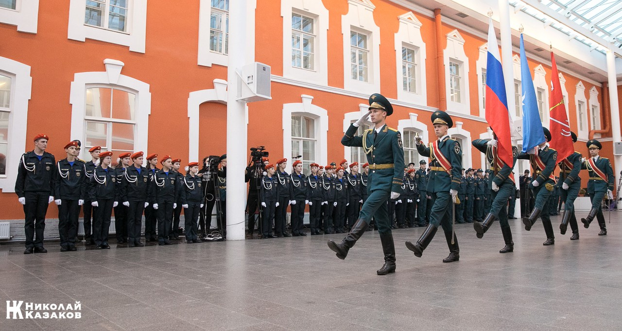 Воспитанники кадетских классов МЧС во время торжественного посвящения в кадеты в Атриуме Петропавловской крепости 