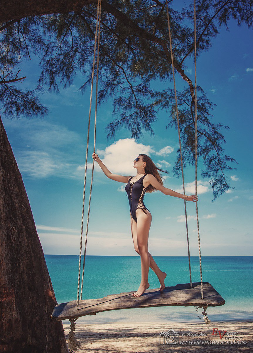 Фотосессия Пхукет фотограф красивая девушка в купальнике на пляже качели фотозона  Патонг Ката Карон Найхарн Майкао идея место поза пример фото море заказать фотосъёмку Phuket Patong Naiharn цена стоимость описание фотосессии 