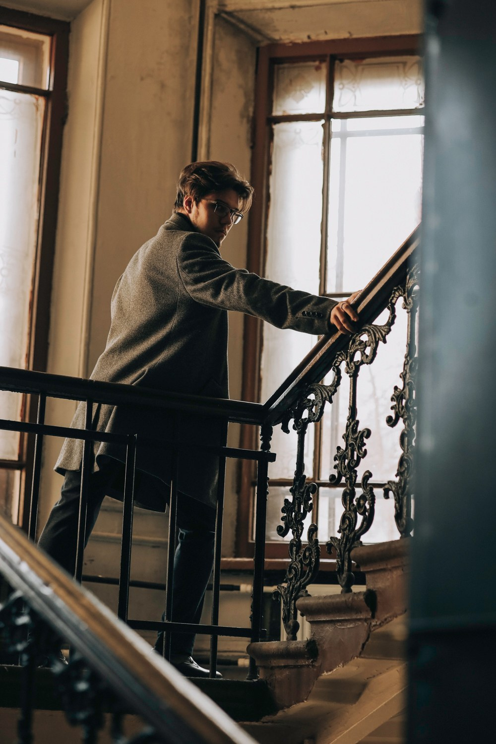 Мужская фотосессия в парадной Санкт-Петербурга. Портретный, семейный и свадебный фотограф в Санкт-Петербурге Диана Борзенко