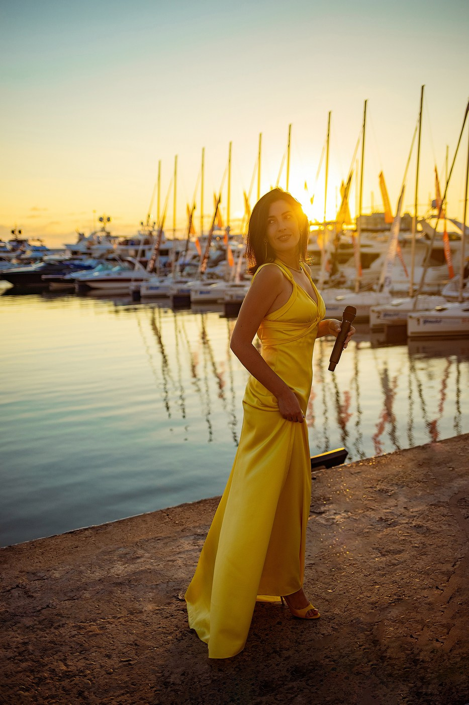 Фотосессия в морпорту на закате для девушки