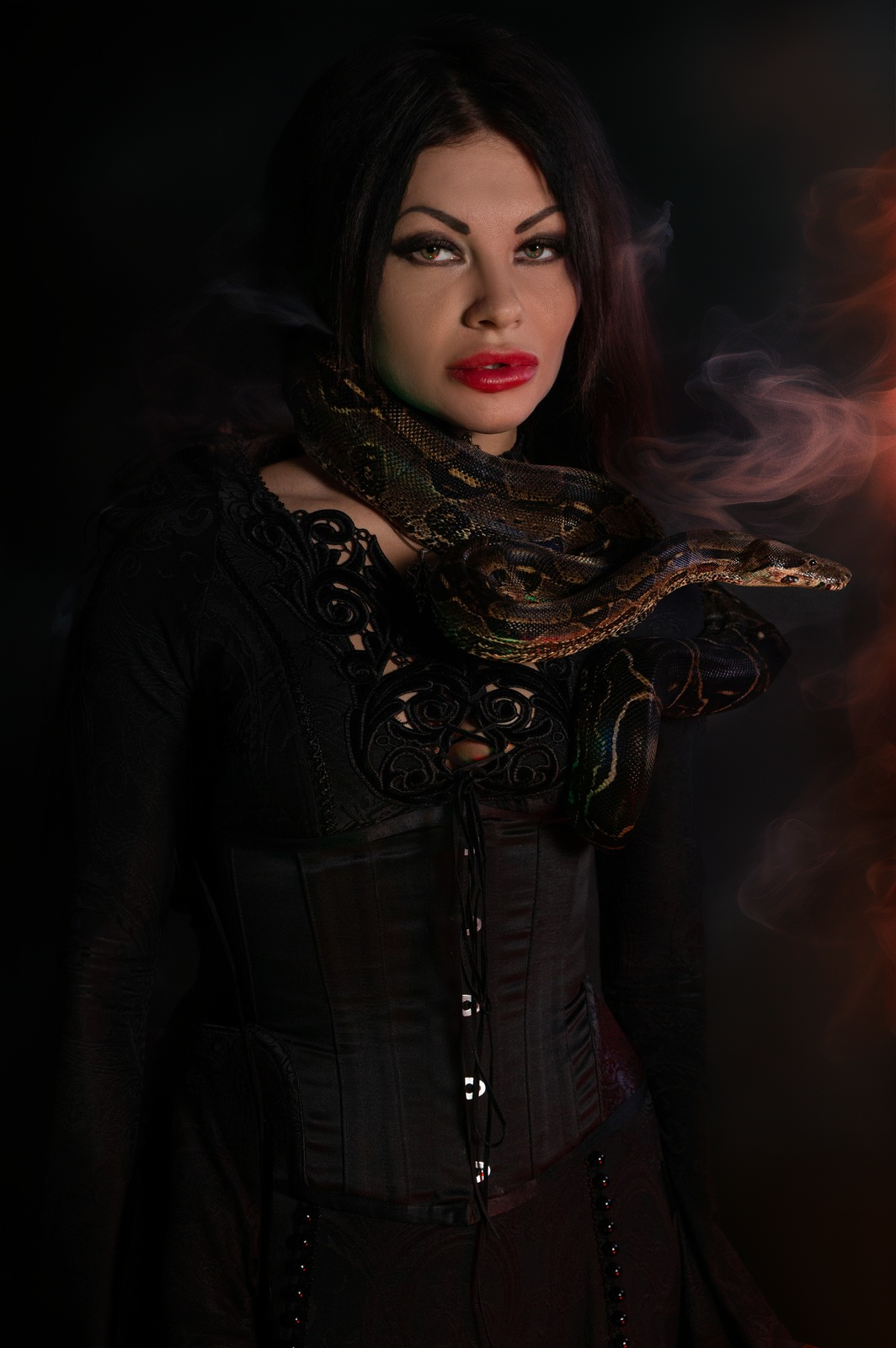 готическая фотосессия ведьмы со змеями, спиритическая доска, черепа