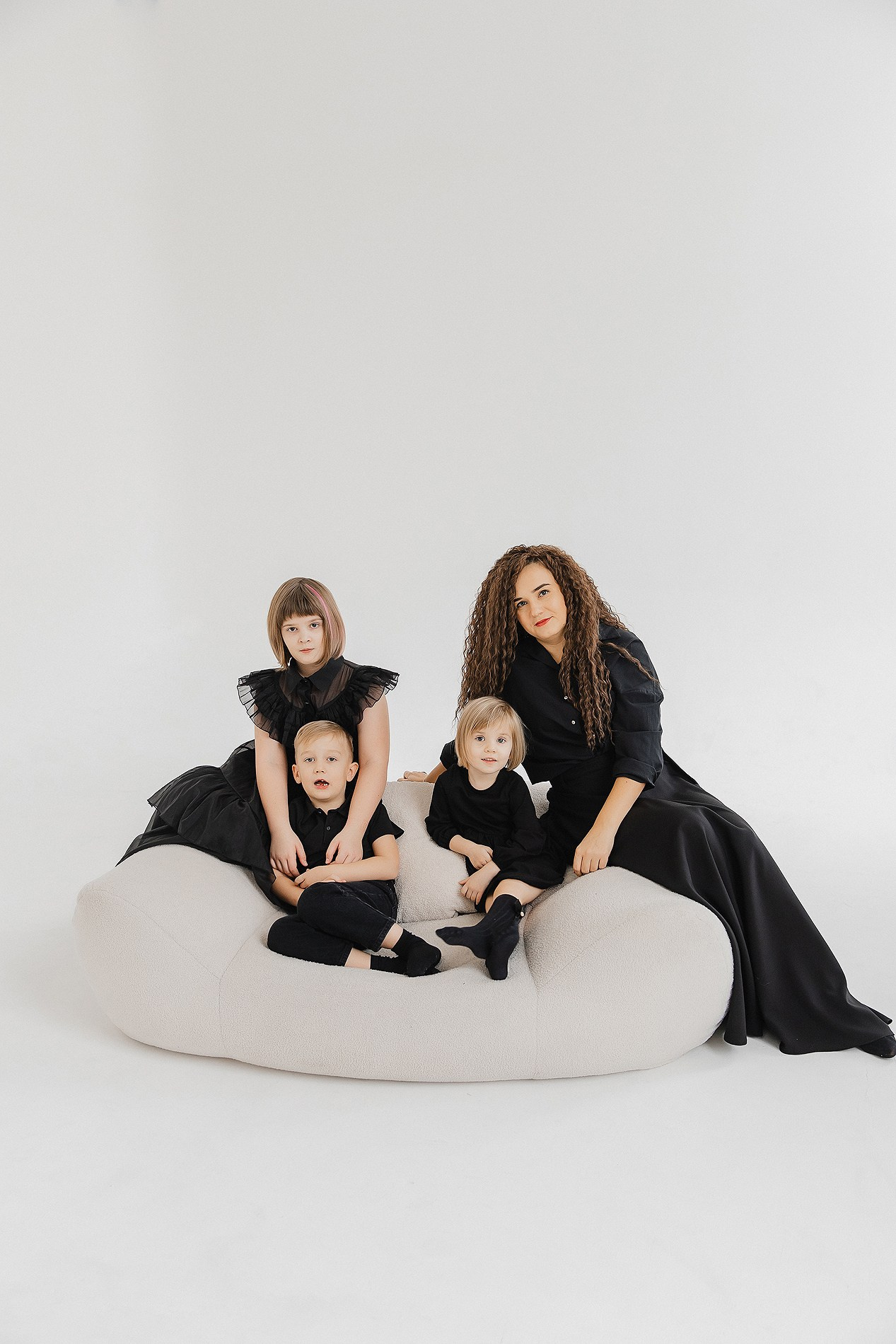 Семейная фотосессия на белом фоне. Фотограф Олеся Жомер