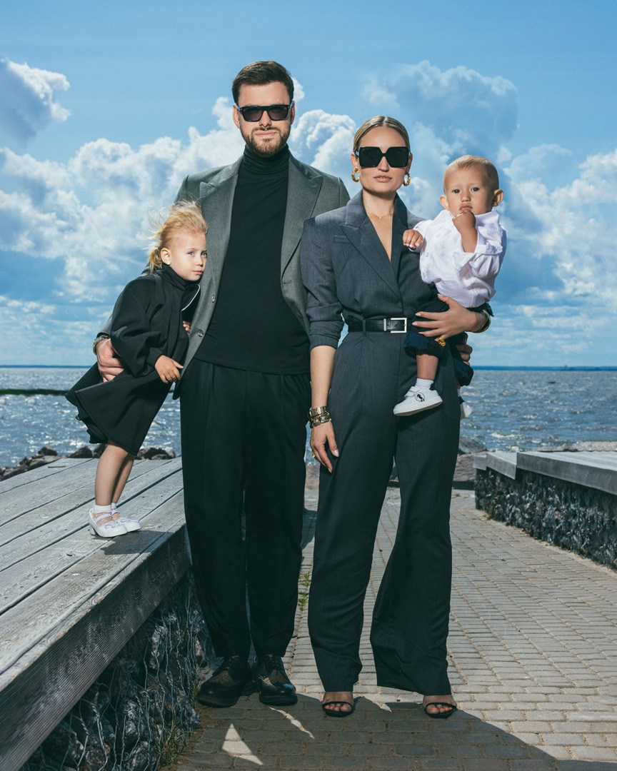 Фотография современной семьи в темных очках