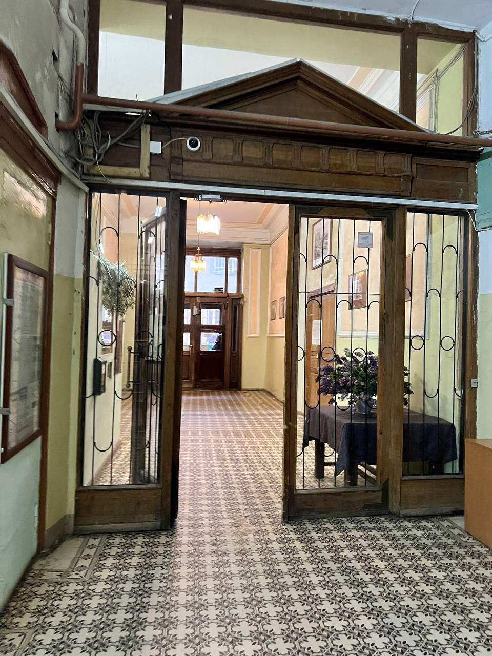 Выставка «Литературный этаж. 100 лет на крыше Дома Нирнзее». П&П — Полезное с Приятным. Фотоэкскурсии — Москва на память. Экскурсовод и фотограф в Москве. Увези столицу в своём альбоме!