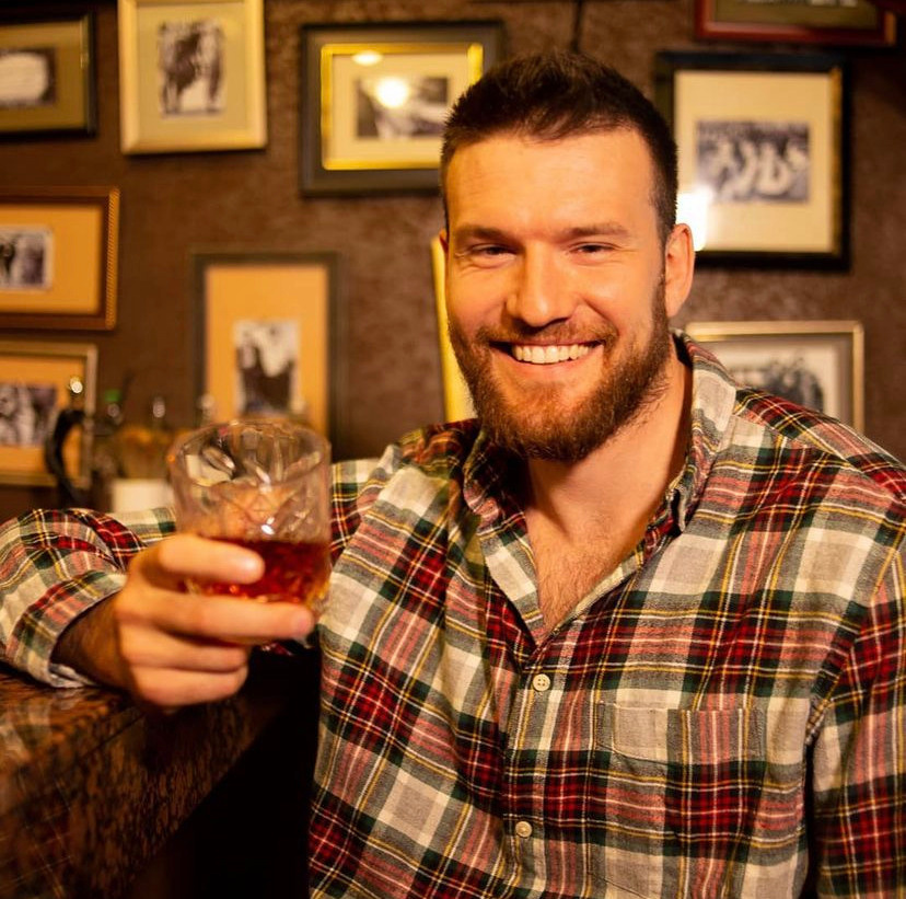 В баре. Для тех, кто не ждёт удачи, а создаёт её. Каждая фотосессия — это твой момент, твой стиль, твой успех. 📸