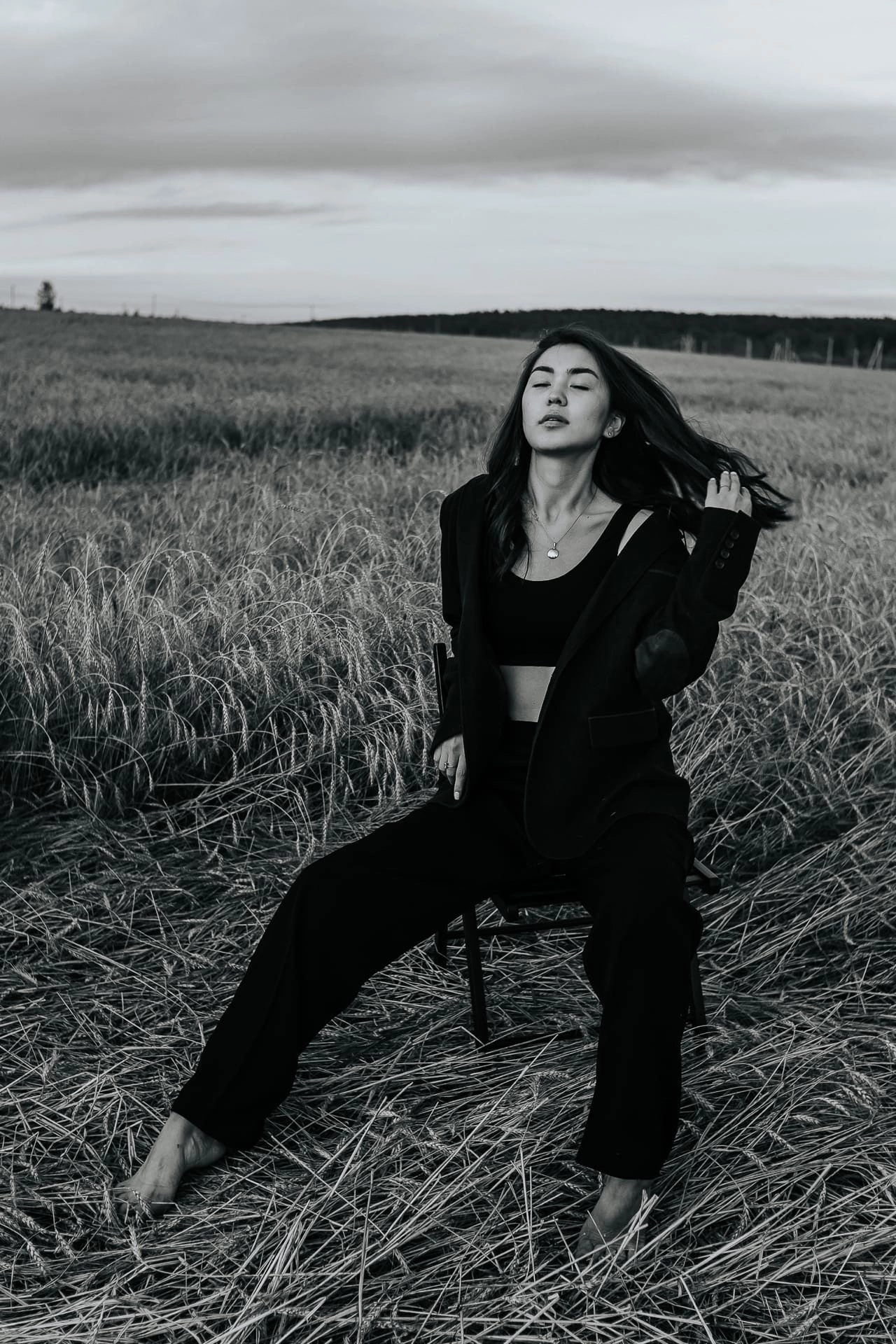 В поле. Для тех, кто не ждёт удачи, а создаёт её. Каждая фотосессия — это твой момент, твой стиль, твой успех. 📸