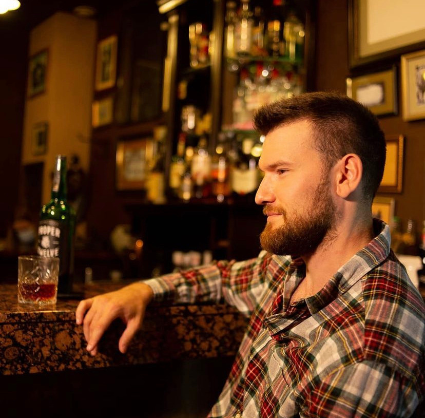 В баре. Для тех, кто не ждёт удачи, а создаёт её. Каждая фотосессия — это твой момент, твой стиль, твой успех. 📸