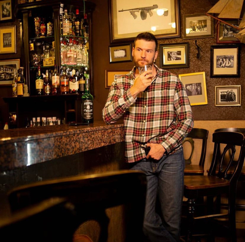 В баре. Для тех, кто не ждёт удачи, а создаёт её. Каждая фотосессия — это твой момент, твой стиль, твой успех. 📸