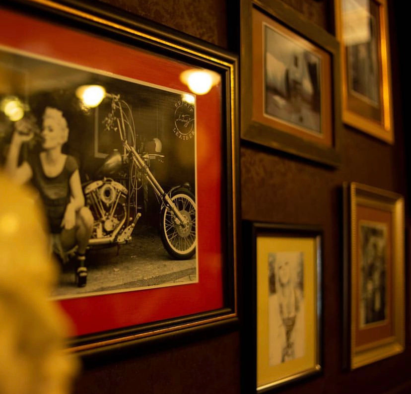 В баре. Для тех, кто не ждёт удачи, а создаёт её. Каждая фотосессия — это твой момент, твой стиль, твой успех. 📸