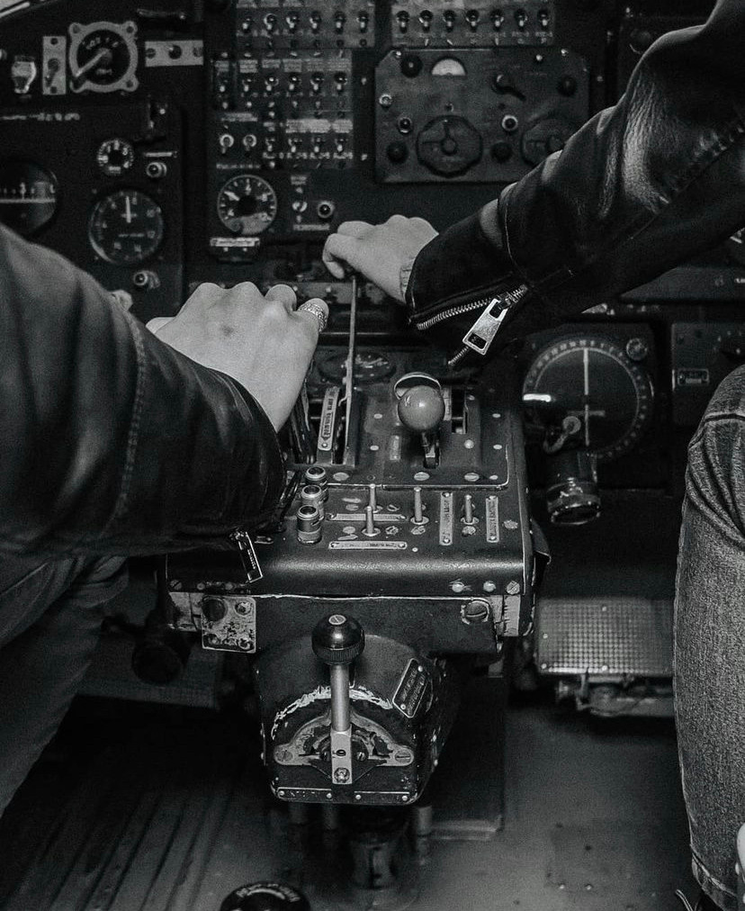 Аэропорт. Для тех, кто не ждёт удачи, а создаёт её. Каждая фотосессия — это твой момент, твой стиль, твой успех. 📸