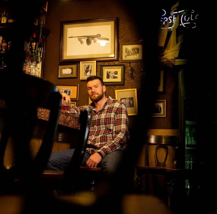 В баре. Для тех, кто не ждёт удачи, а создаёт её. Каждая фотосессия — это твой момент, твой стиль, твой успех. 📸