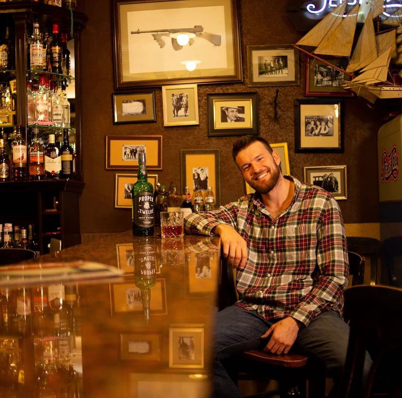 В баре. Для тех, кто не ждёт удачи, а создаёт её. Каждая фотосессия — это твой момент, твой стиль, твой успех. 📸