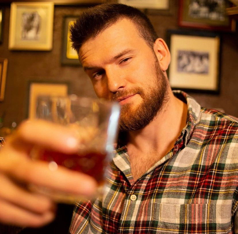 В баре. Для тех, кто не ждёт удачи, а создаёт её. Каждая фотосессия — это твой момент, твой стиль, твой успех. 📸