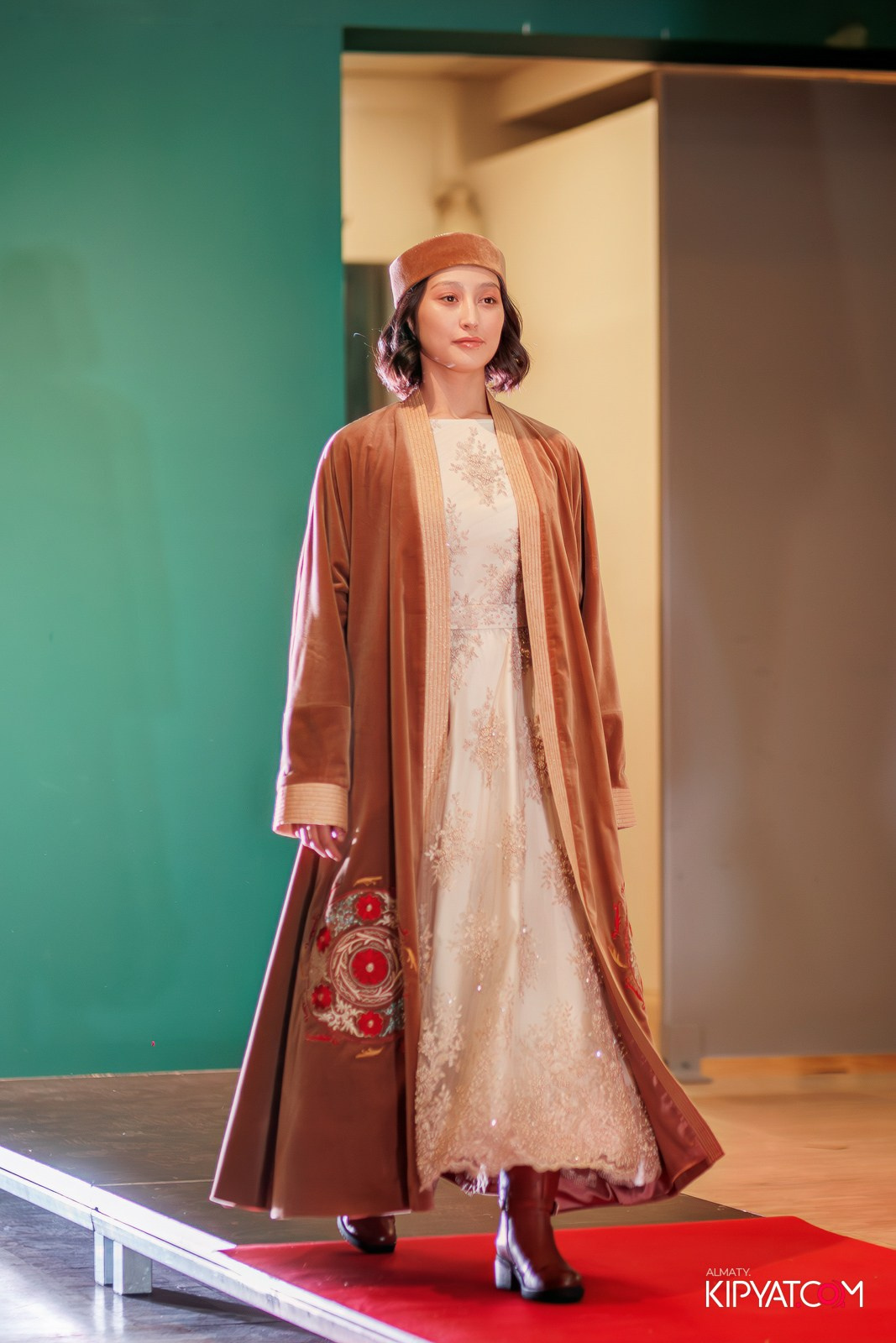 FASHION ПОКАЗ, КАЗАХСКОЙ НАЦИОНАЛЬНОЙ ОДЕЖДЫ. КИПЯТКОМ АЛМАТЫ!