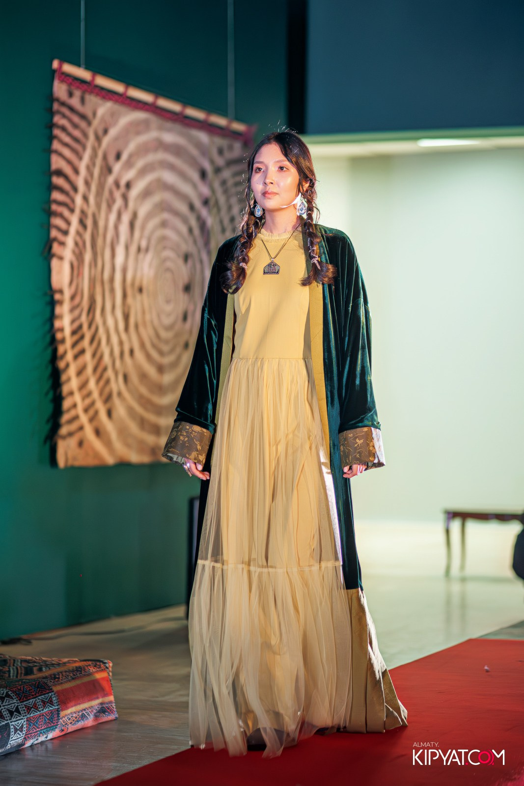 FASHION ПОКАЗ, КАЗАХСКОЙ НАЦИОНАЛЬНОЙ ОДЕЖДЫ. КИПЯТКОМ АЛМАТЫ!