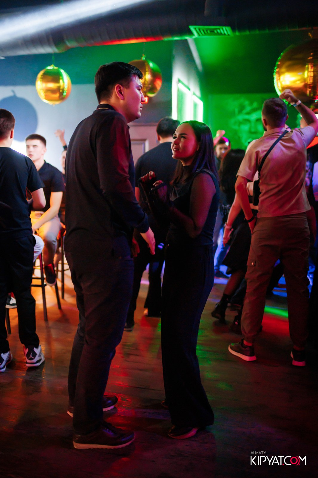 UYAT EMES BAR. КИПЯТКОМ АЛМАТЫ!