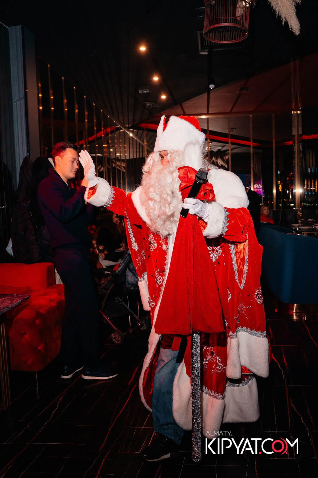 БАР ПАНАЕХАЛИ НА ТОЛЕ БИ. КИПЯТКОМ АЛМАТЫ!