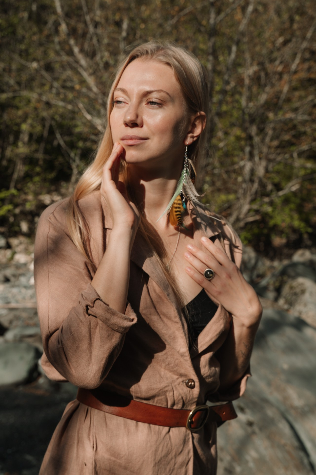 Снимок портрета девушки на природе 