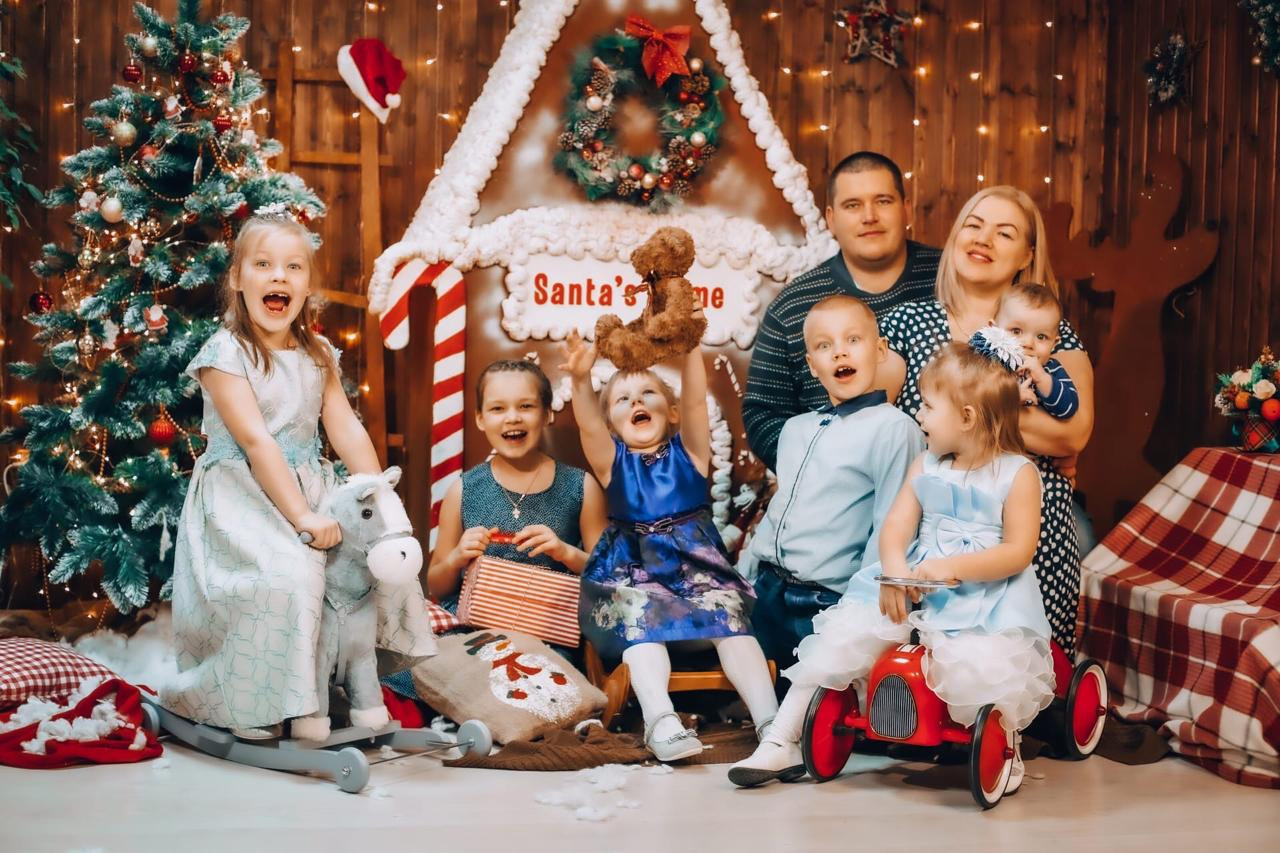 Семья Сивидовых Новый год 2022. Фотограф беременности и семейных историй Эльвира Акарибе в городе Краснодар!