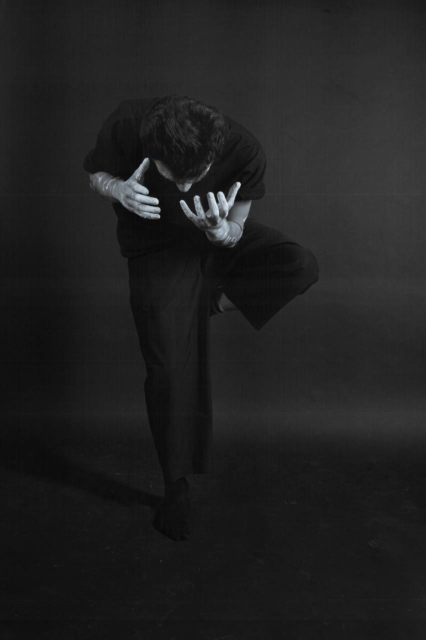 Эмоции. Краска и красные нити. Мари — фотограф и видеограф из Москвы