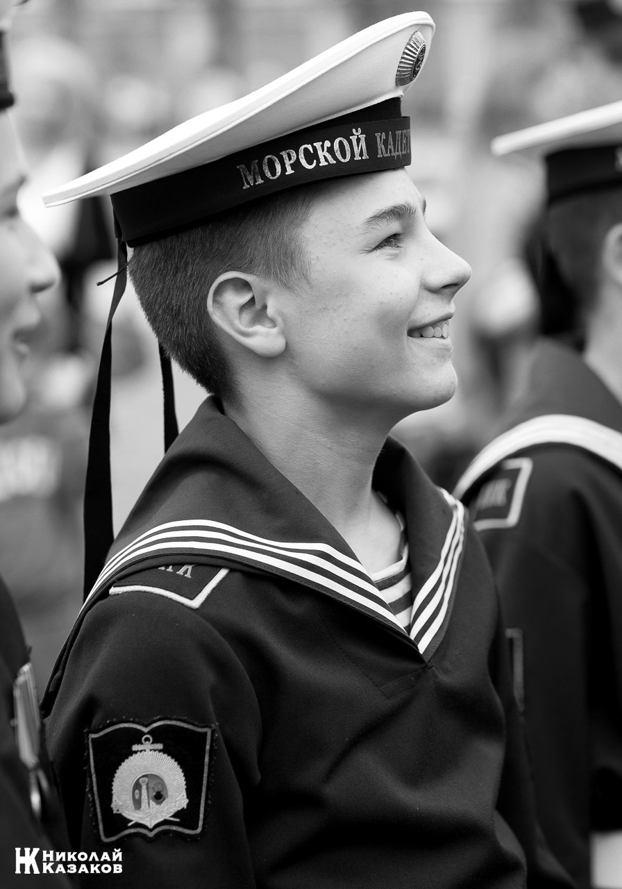 Монохромный портрет юного кадета Кронштадского морского кадетского военного корпуса во время присяги.