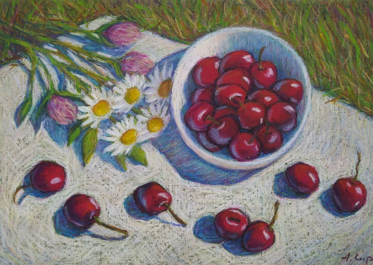 Рисунок масляной пастелью, спелая черешня на тарелке и ромашки на белой скатерти в траве