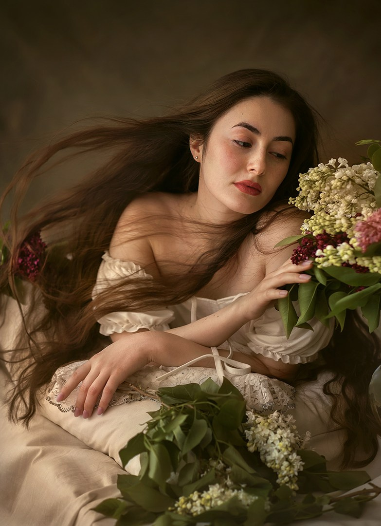 Девушка с длинными волосами, съемка в профессиональной фотостудии.