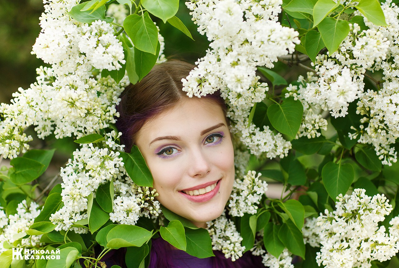Портретная фотосессия в цветущей сирени в Санкт-Петербурге. Николай Казаков. Профессиональный фотограф. Преподаватель фотографии