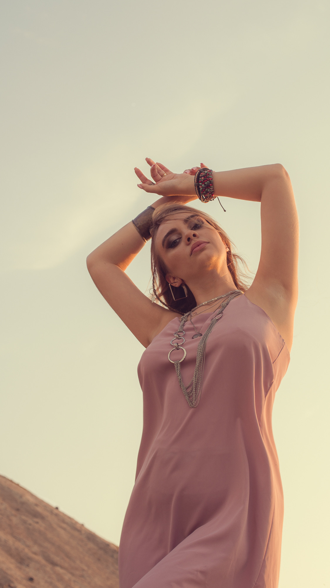 Девушка на фоне неба. Закатное освещение. Лёгкая летняя фотосессия.