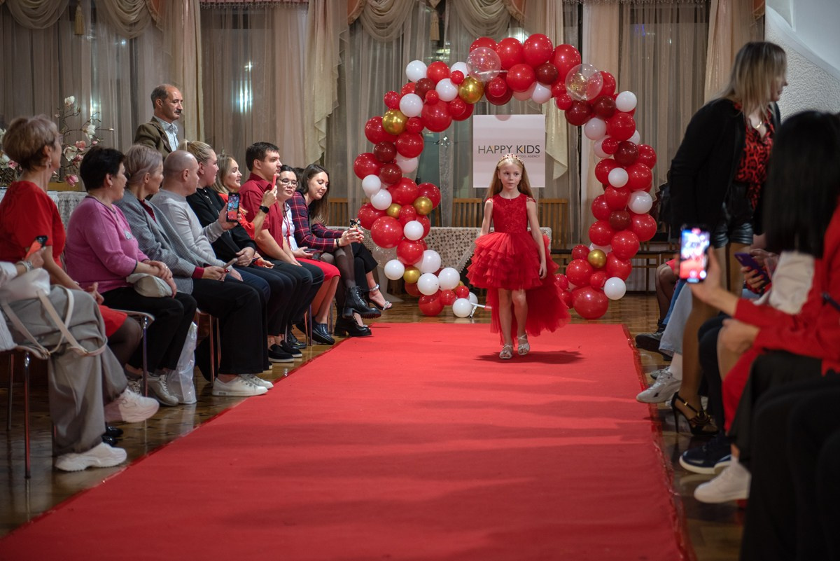 Выпускной в детской школе моделей HAPPYkids 2024. Семейный и коммерческий фотограф в Сочи Александр Бодунов