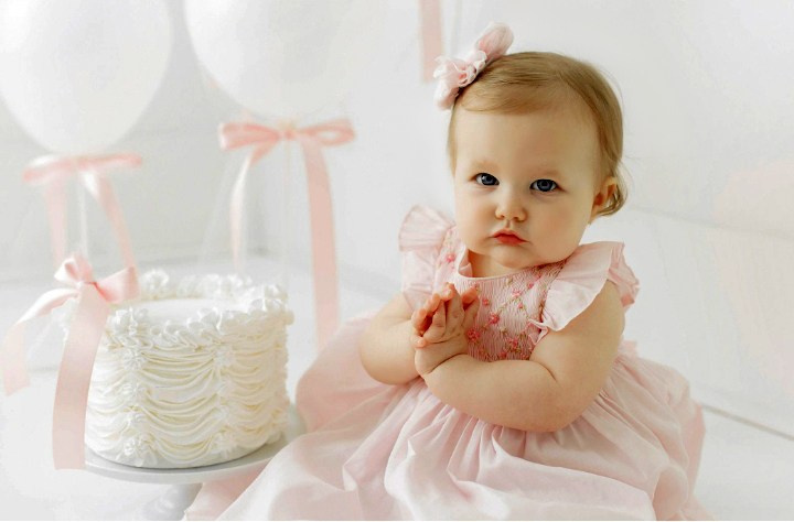 Фотосессия на годик день рождения ребенка в Москве в студии и дома от детского фотографа. Фотосессия в студии в Москве от профессионального фотографа услуги по доступным ценам
