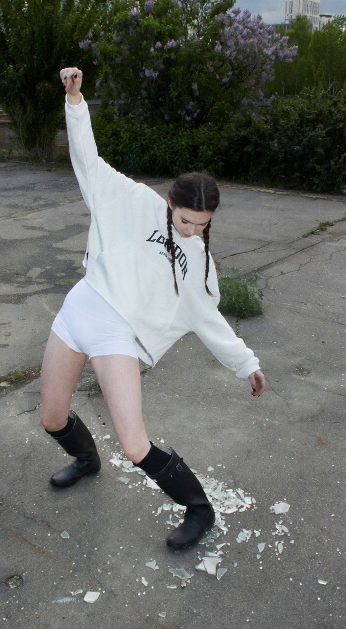 AI. Я Саша, креативный продюсер и арт-директор из Москвы. Придумываю, собираю и запускаю визуальные проекты