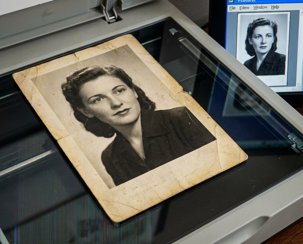 Реставрация старой семейной фотографии у монитора
