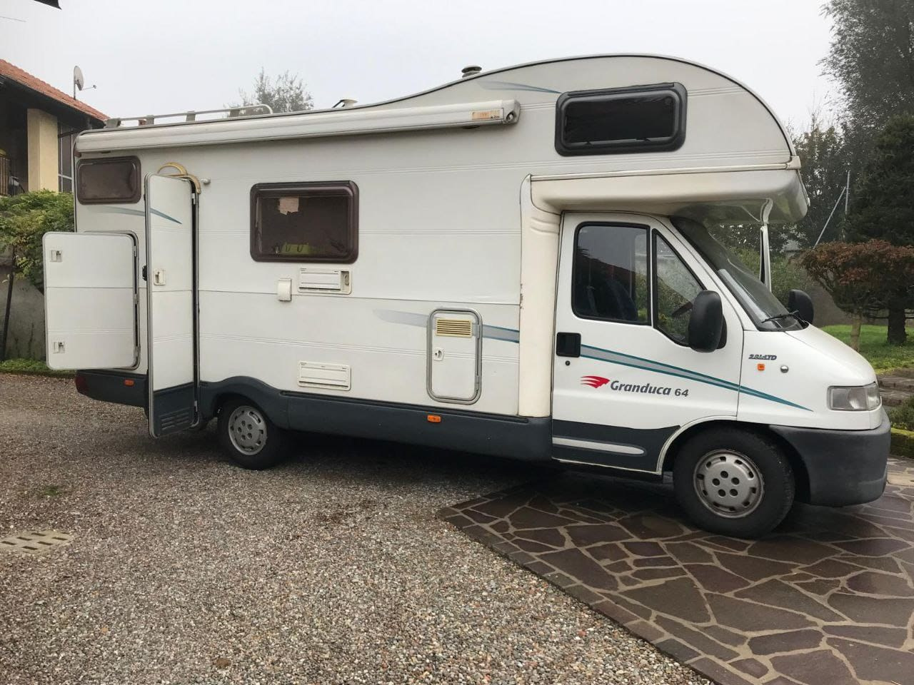 КЕМПЕР «Roller Team Granduca 64». Кемпердлявас — аренда Автодома для путешествий по Белоруссии! Путешествуйте с комфортом!