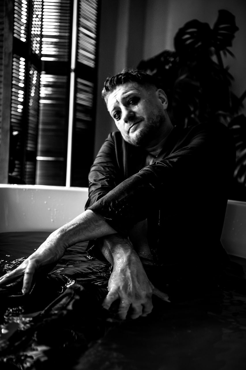 креативная съёмка для мужчины в ванне