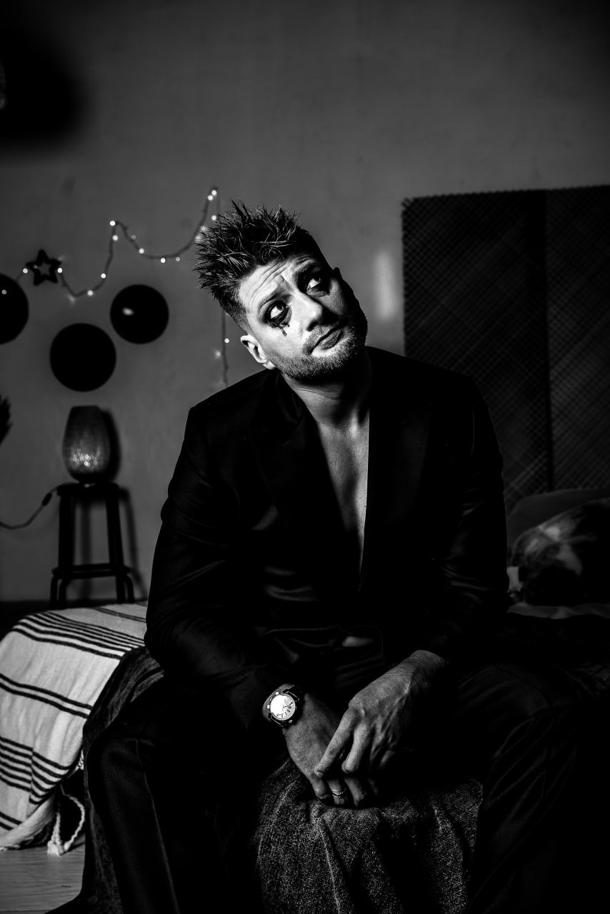 чернобелый портрет мужчины со смыслом