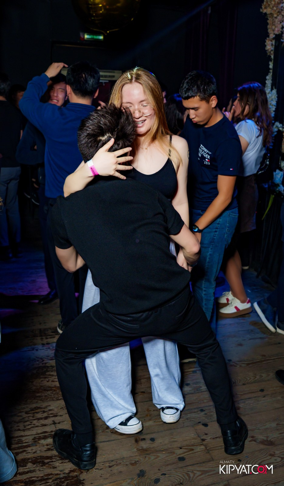 UYAT EMES BAR. КИПЯТКОМ АЛМАТЫ!