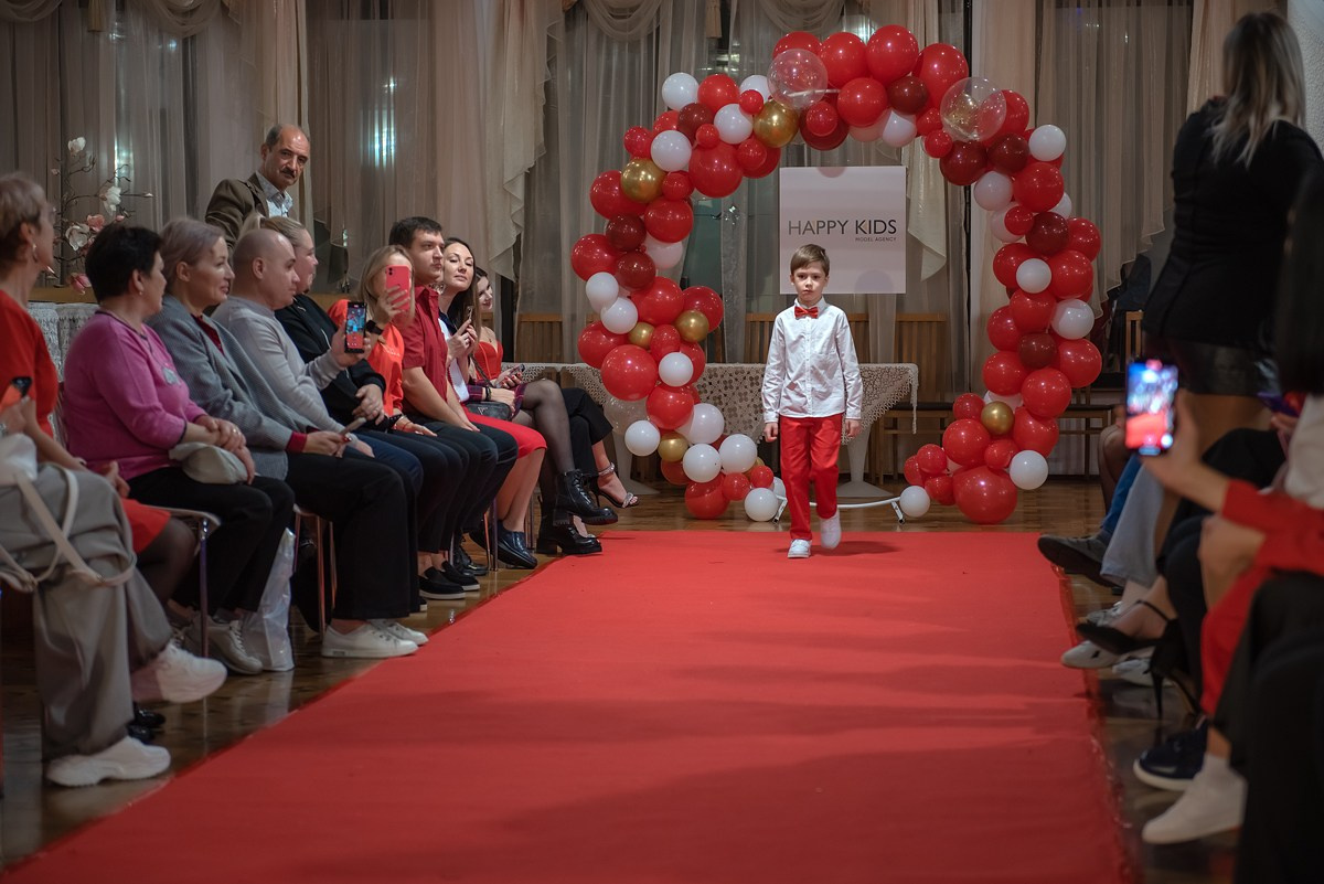 Выпускной в детской школе моделей HAPPYkids 2024. Семейный и коммерческий фотограф в Сочи Александр Бодунов