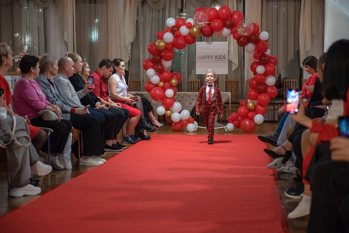 Выпускной в детской школе моделей HAPPYkids 2024. Семейный и коммерческий фотограф в Сочи Александр Бодунов