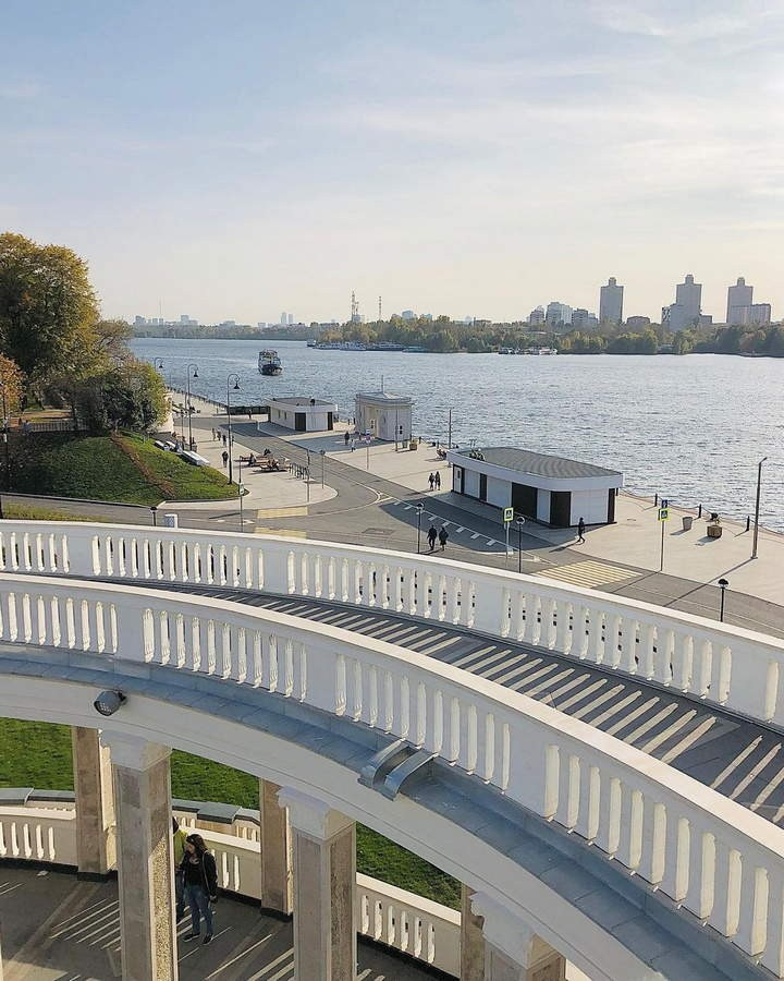 Фотосессия на мосту с видом на закат — золотой свет и силуэты московских зданий