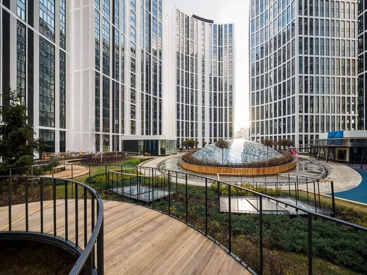 Фотосессия в бизнес-центре Москвы — современная архитектура и стекло