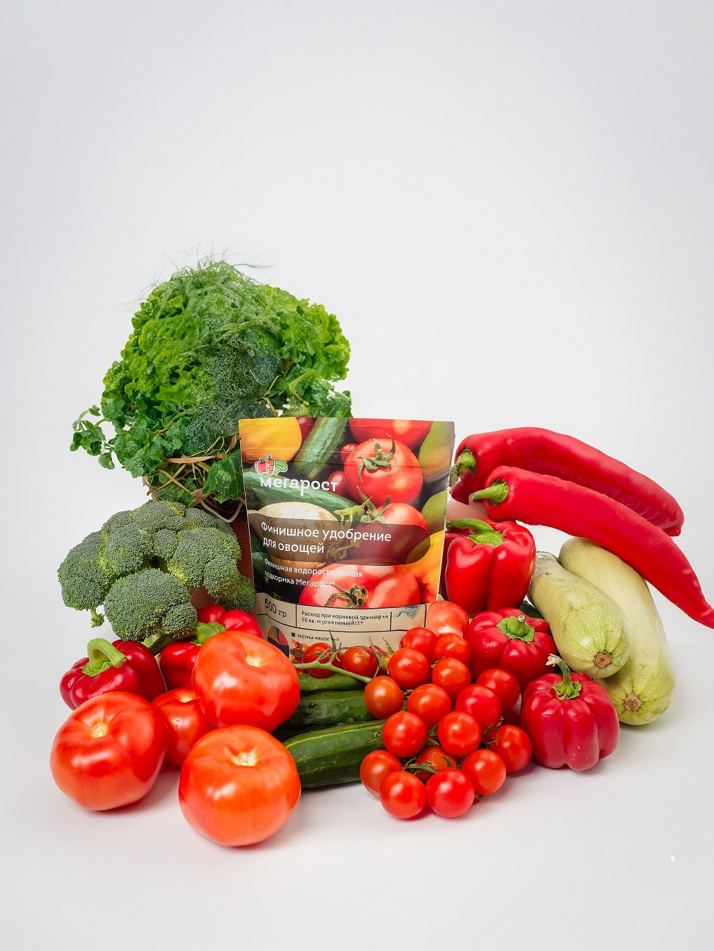 Предметная съемка с акцентом на форме и текстуре на белом фоне.